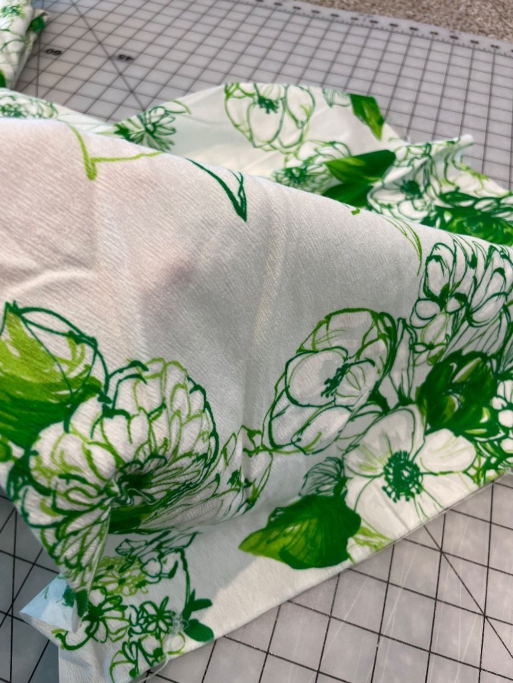 Vintage Green White Floral Fabric 2 yards 30 inches - Picture 3 of 3